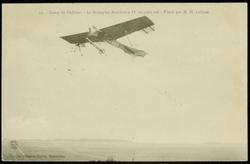 12. - Camp de Châlons. - Le Monoplan Antoinette IV en plein vol - Piloté par M.H. Latham
