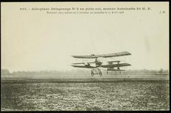 Aéroplane Delagrange No.2 en plein vol, moteur Antoinette 50 H.P. 
Parcourt 3925 métres en 6 minutes 30 secondes le 11 Avril 1908