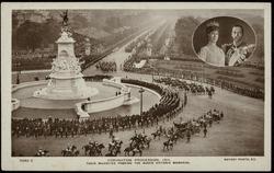 CORONATION PROGRESSION, 1911. THEIR MAJESTIES PASSING THE QUEEN VICTORIA MEMORIAL.

