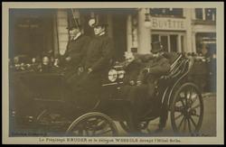 Le Président KRUGER et le délégué WESSELS devant l'Hôtel Sribe.

