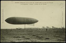 GRANDE SEMAINE D'AVIATION DE CHAMPAGNE (Journée du 27 Août) Le Dirigible "Zodiac" sortant de son hangar.