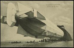 Zeppelin Luftschiff Ausfahrt aus der Halle
