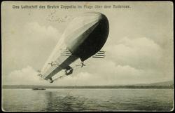 Das Luftschiff des Grafen Zeppelin im Fluge über dem Bodensee.