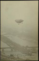 VOYAGE DE L'AÉRONAT "LEBAUDY" DU CHAMP DE MARS AU PARC DE CHALAIS-MEUDON, 20 NOVEMBRE 1903. L'Aéronat à 150 mètres d'Altitude passe au-dessus de la Passerelle de Passy avec vent debout sud-sud-ouest