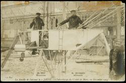 La Nacelle de l'aéronat le "JAUNE" à l'atterrissage au Champ de Mars, le 12 Novembre 1903. 
M.REY Mécanicien - M. JUCHMÈS Aéronaute