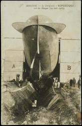 MOISSON. - Le Dirigeable "RÉPUBLIQUE" sort du Hangar (24 juin 1908).