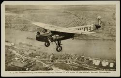 K.L.M. Tweemotorig verkeersvliegtuig Fokker F VIII voor 15 personen, boven Rotterdam.