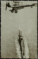 Avion de la Royal Air Force transportant une torpille, survolant un sous-marin