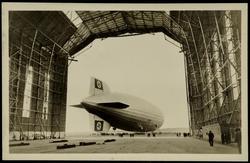 LZ.129 "Hindenburg" der Deutschen Zeppelin - Reederei startbereit vor der Halle