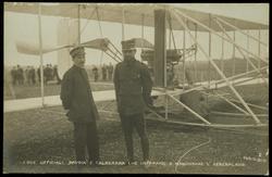 I DUE UFFICIALI SAVOIA E CALDERARA CHE IMPARANO A MANOVRARE L'AEREOPLANO