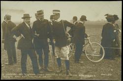 IL MAGGIORE DEL GENIO MORIS DIRETTORE DELLA SEZIONE AERONAUTICA ASSISTE AGLI ESPERIMENTS DI WRIGHT.