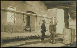 WRIGHT INTENTO A MONTARE L'AEREOPLANO
