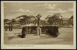 STATUE JÜNGLING, VOR DEM MILITAR-PAVILLON
