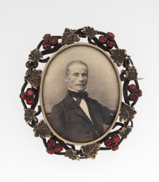 Portrait brooch