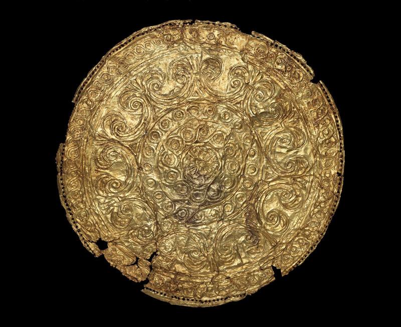 Disc of thin gold with decorations in repoussé
