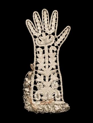 Woman's bobbin lace glove
