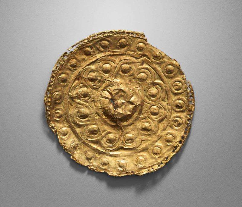Disc of thin gold with decorations in repoussé