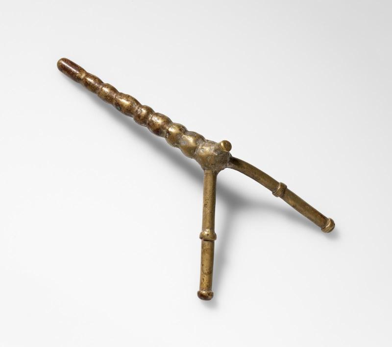 Gold Weight in the form of a Charm of Birds' Feet