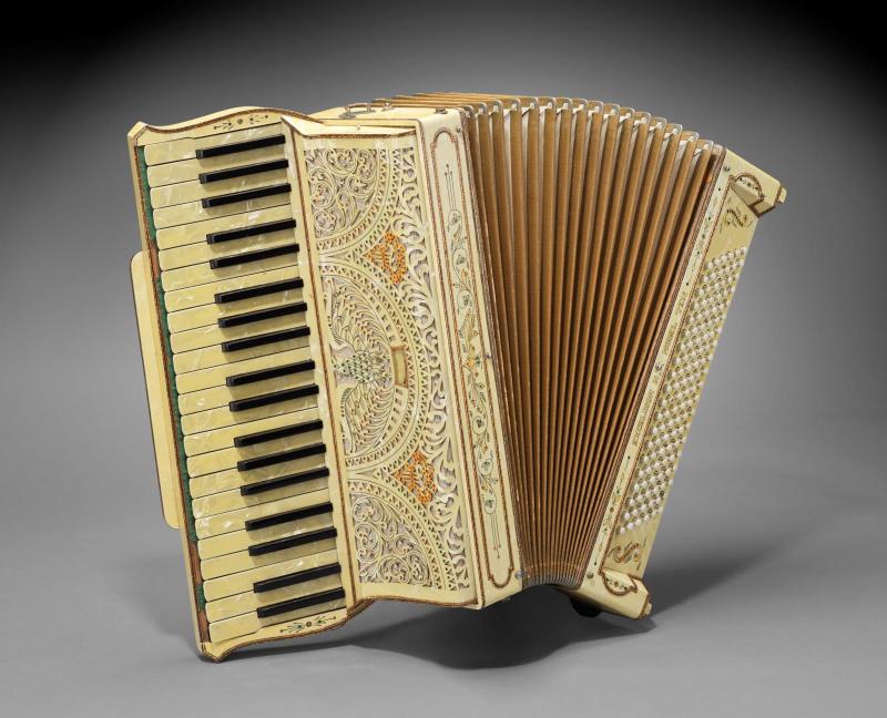 Piano accordion (Model 10)