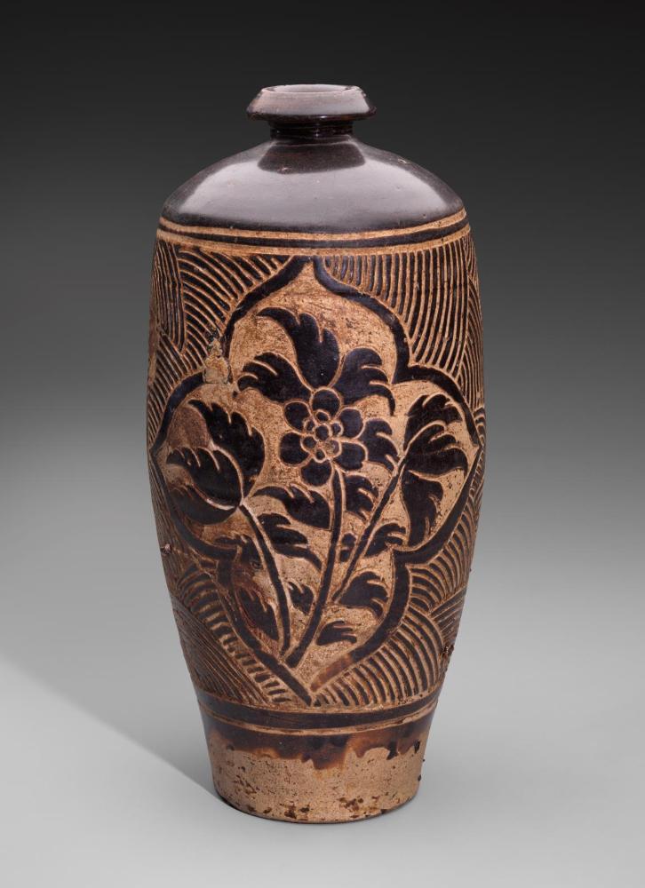 Meiping-shaped vase with ogival windows over wave ground