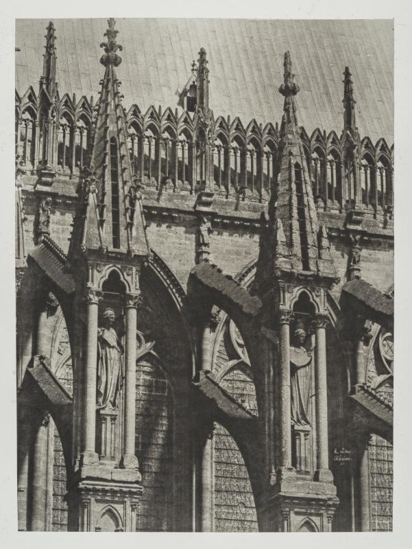 Rheims Cathedral: Anges des pinacles des deux premiers arcs-boutants