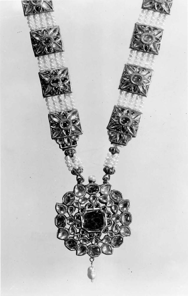 Necklace with jeweled pendant (jugni)