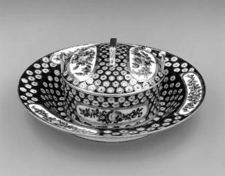 Butter tub with attached round dish and cover