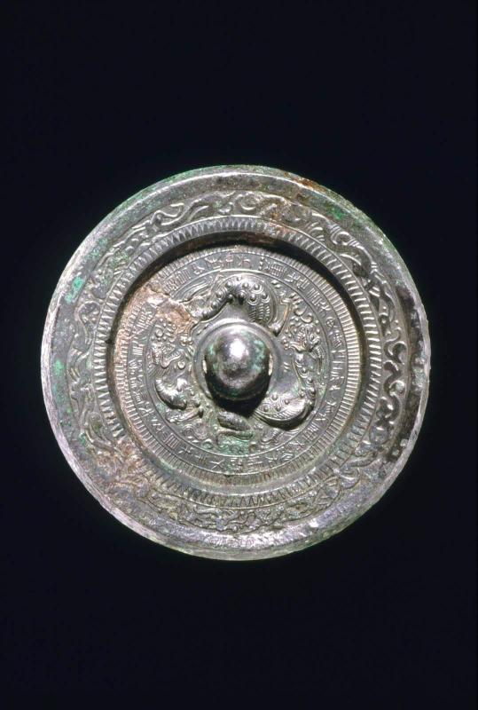 Mirror with design of dragon and tiger
