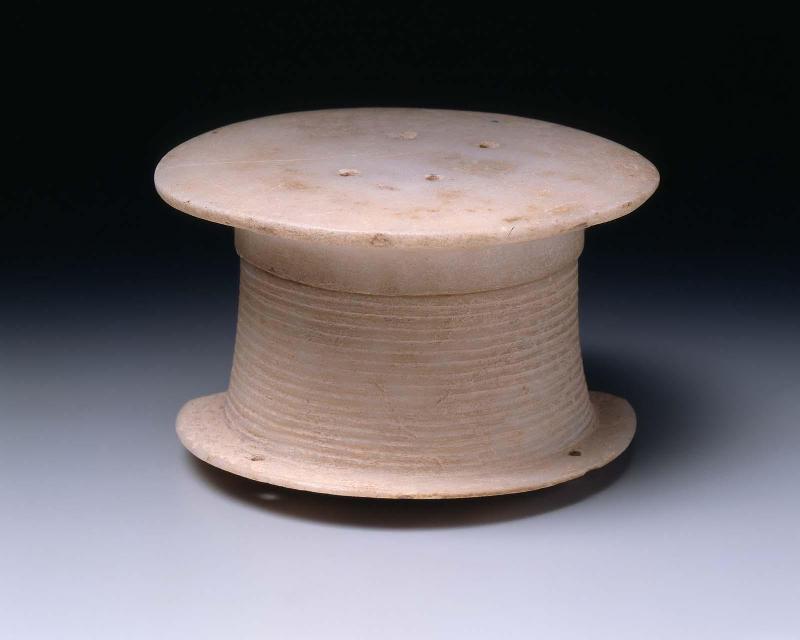 Pyxis with lid