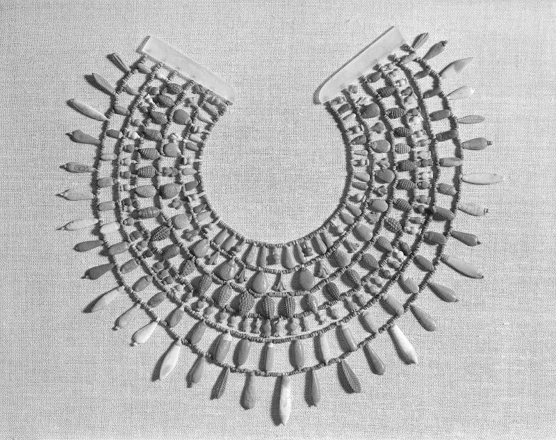 Broad collar