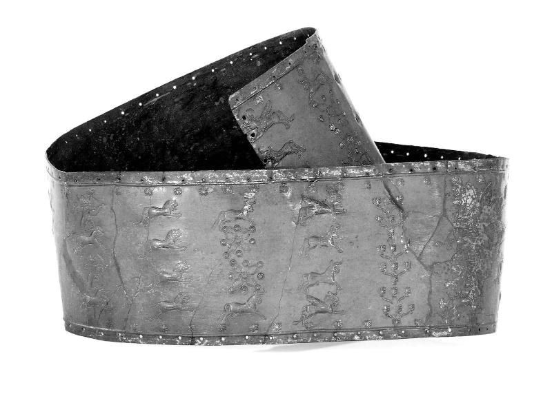 Belt with repousée design