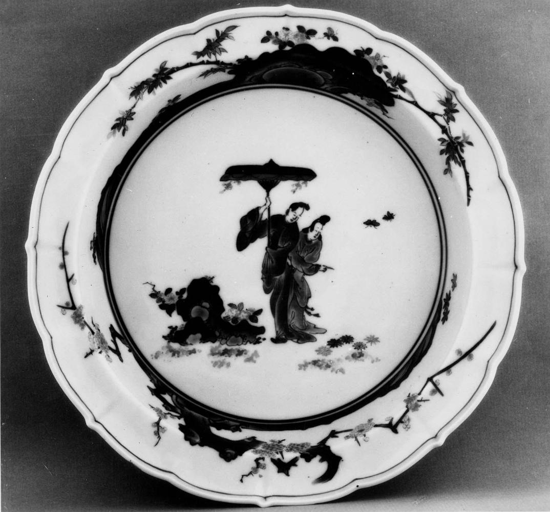 Dish with decoration of Chinese figures