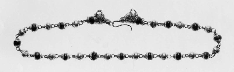 Bead necklace with gazelle-head finials