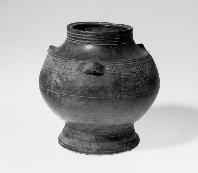 Vessel (lei) with pedestal foot