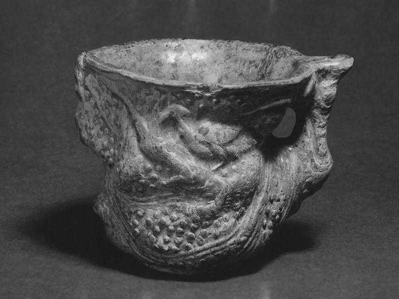 Molded cup in shape of a bird