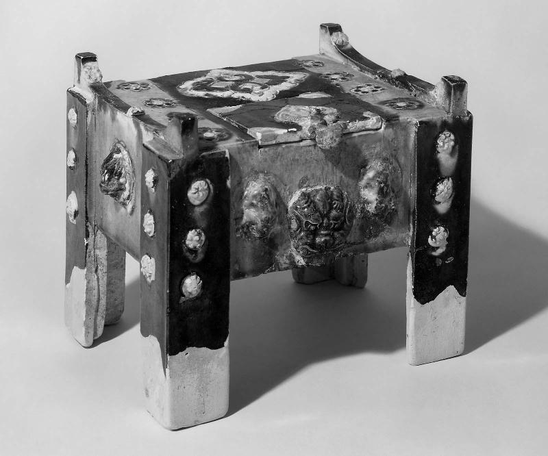 Miniature trunk with lid