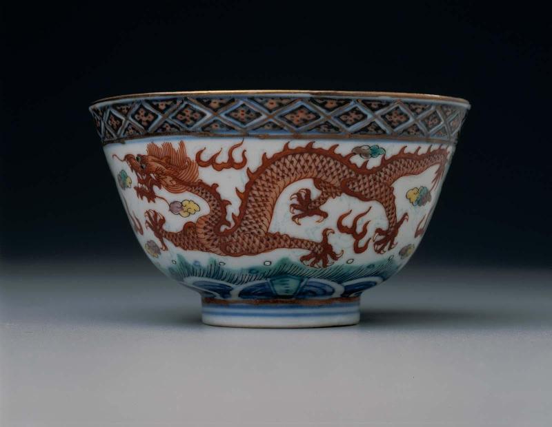 Bowl with wucai decoration of two dragons over anhua design