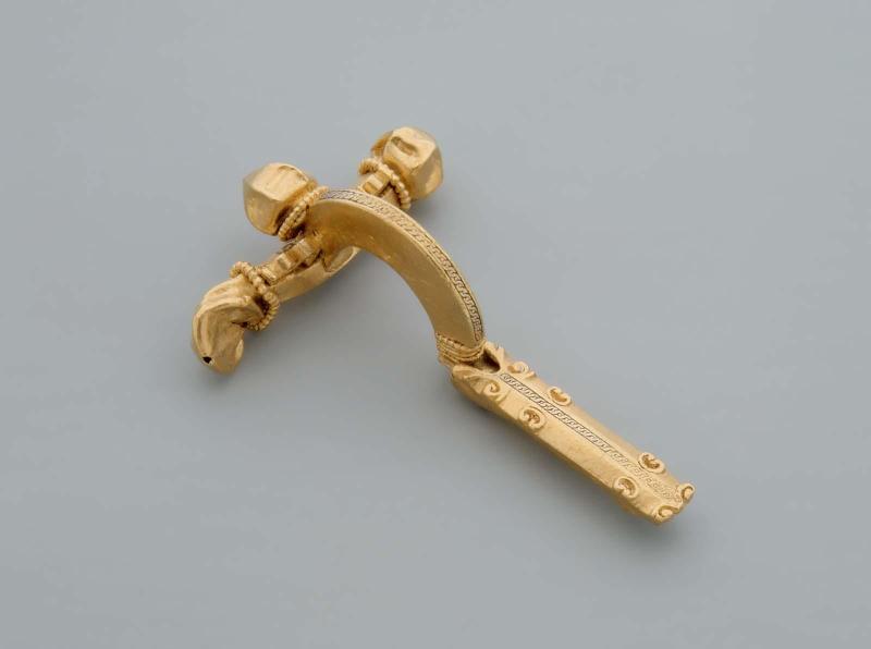 Crossbow fibula