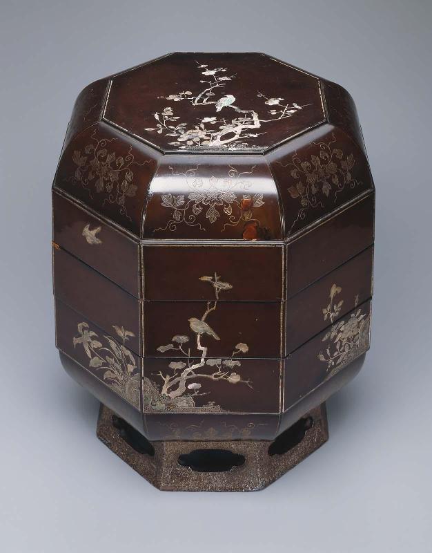 Food box with bird-and-flower mother-of-pearl inlay and sunken gold decoration