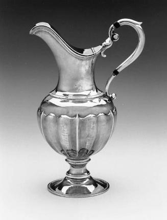 Pitcher with hinged lid