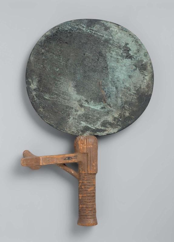 Mirror with handle shaped as standard