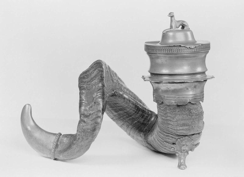 Ram's horn snuff mull