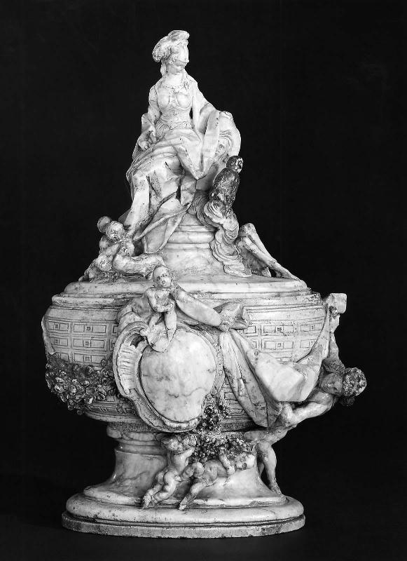 Covered urn