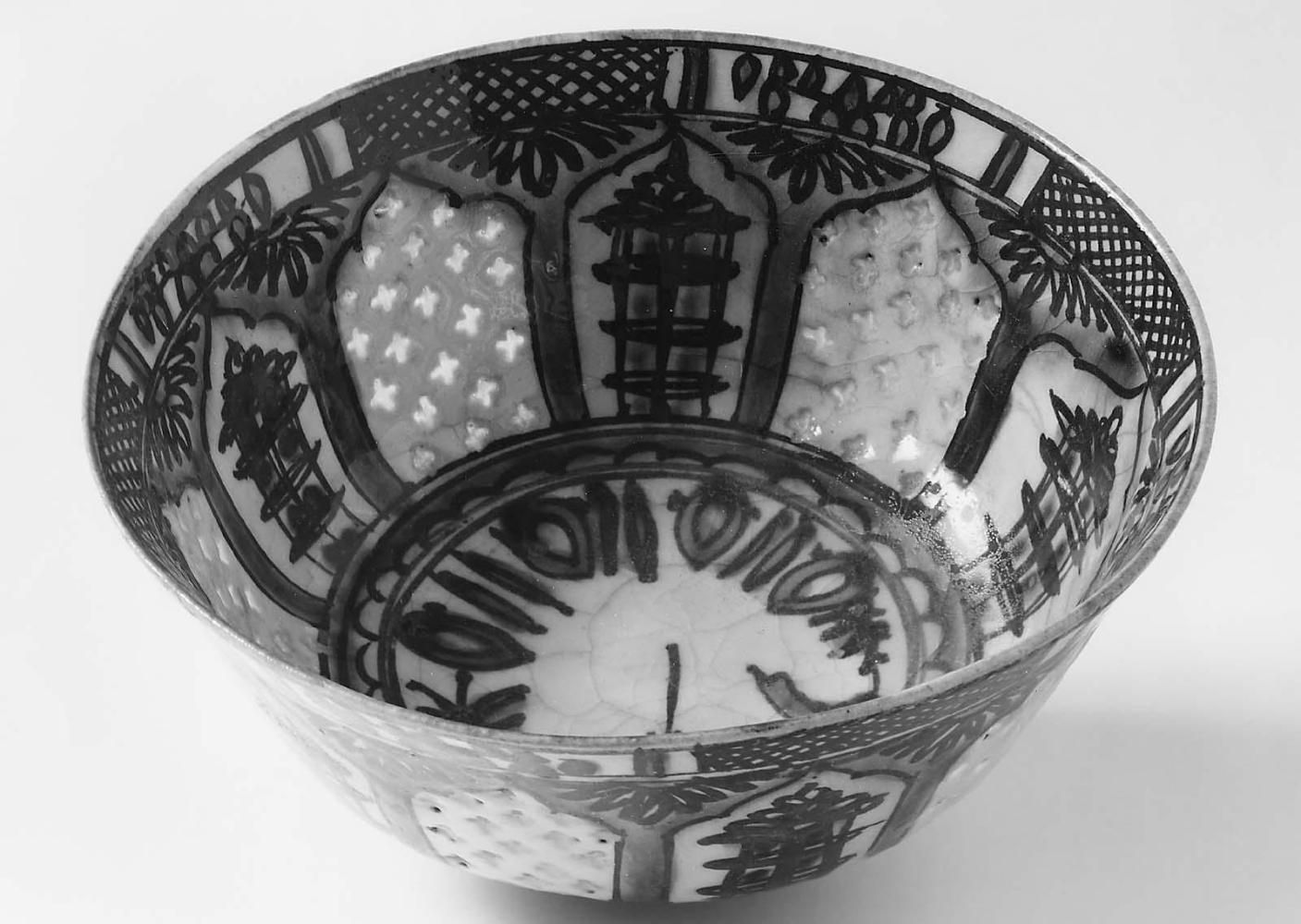 Bowl with pagodas for the European market