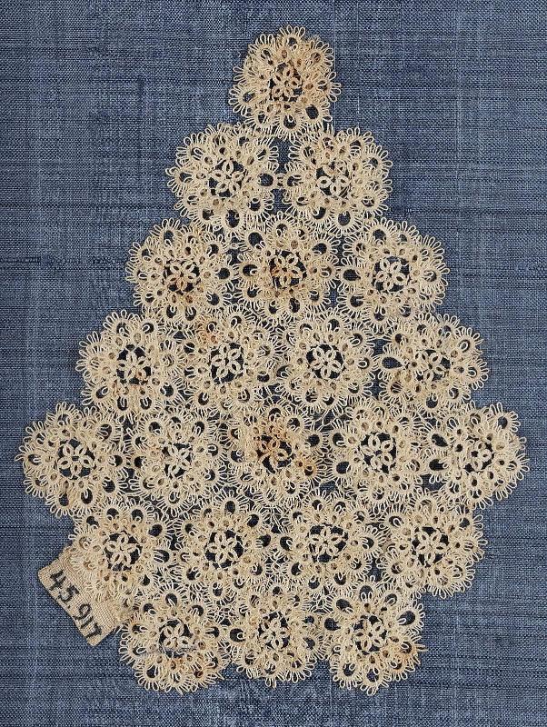 Pear-shaped piece of tatting
