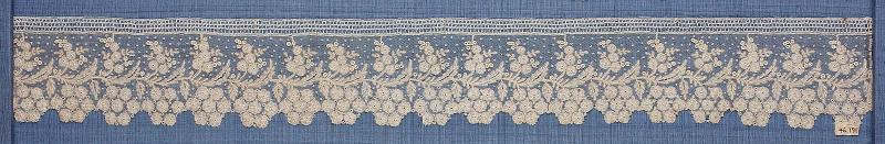 Piece of narrow lace flounce