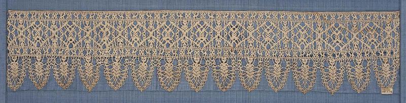 Band of lace with pointed lower edge