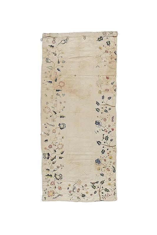 Narrow bed curtain