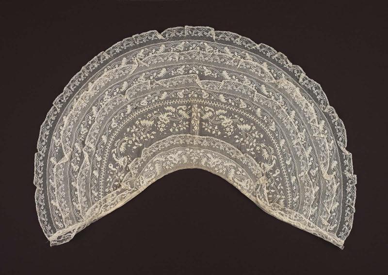 Cape of white muslin