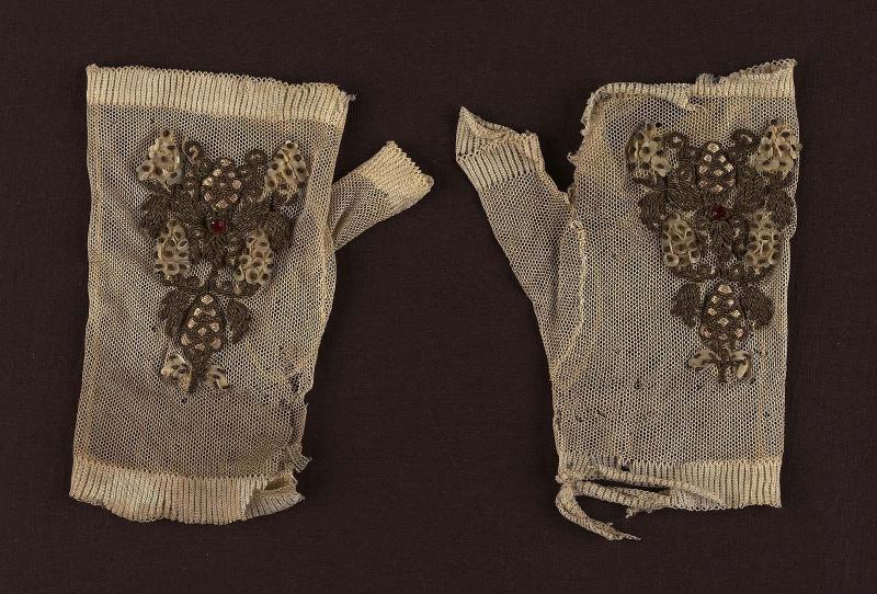 Pair of women's mitts